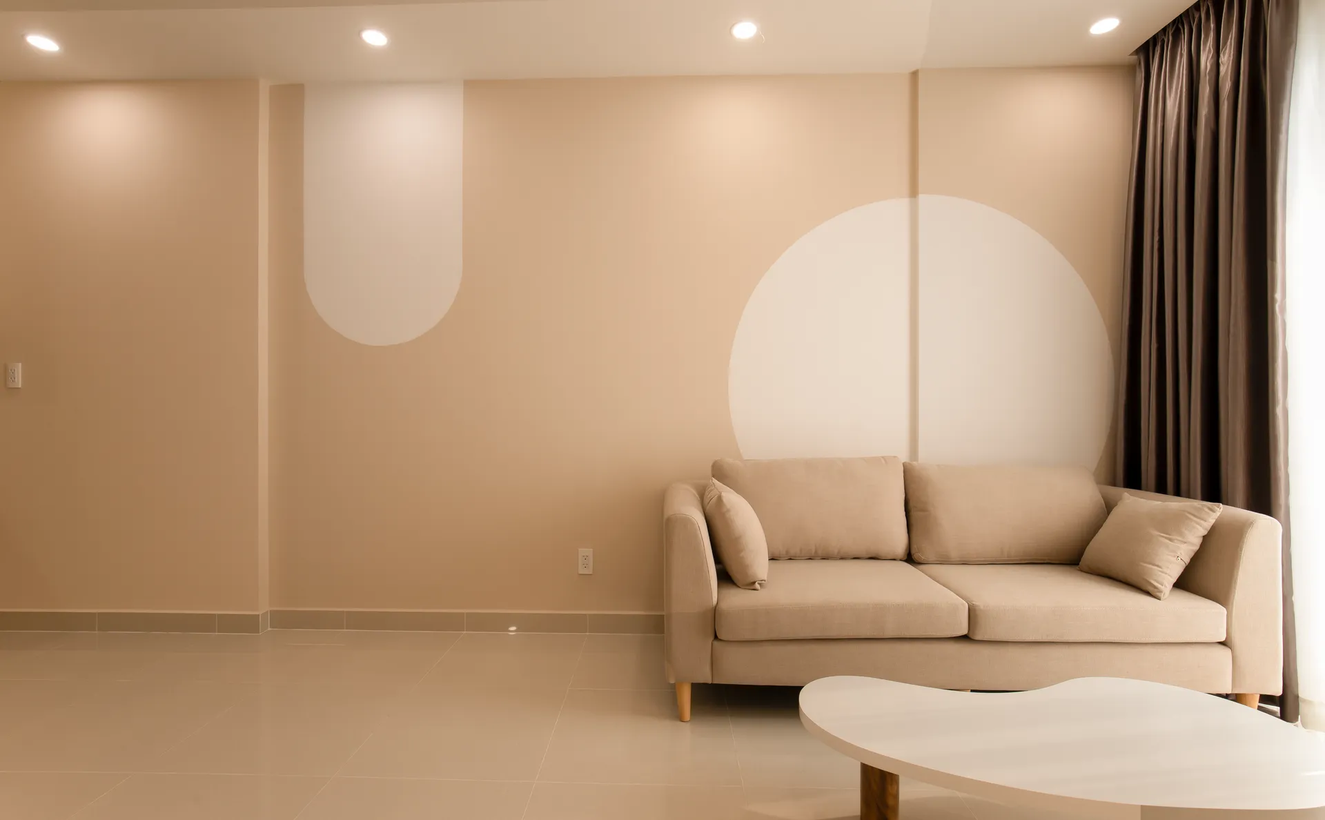 Sofá beige en un espacio de terapia cálido y sereno