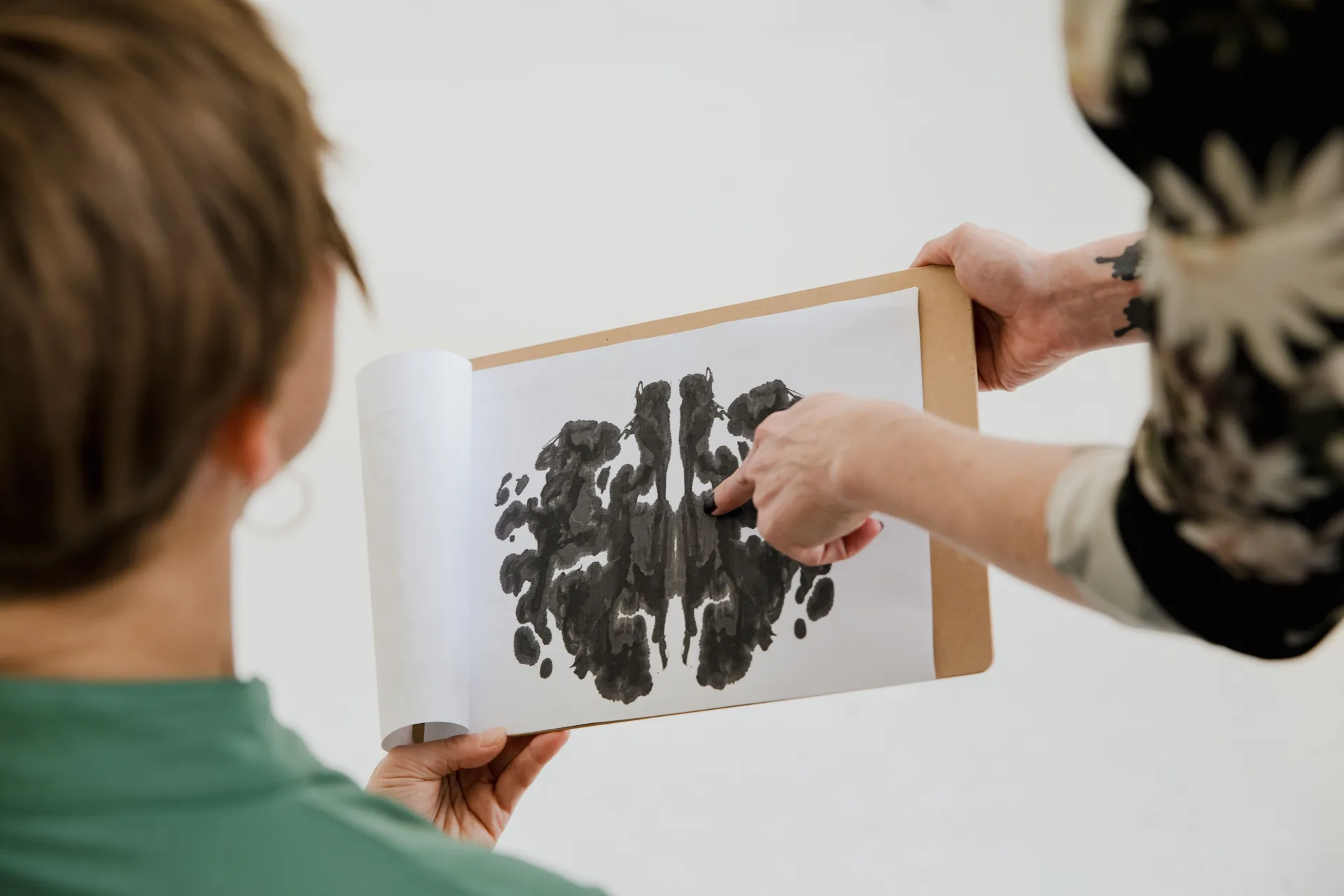 Psicóloga y paciente analizando un test de Rorschach durante una evaluación neuropsicológica