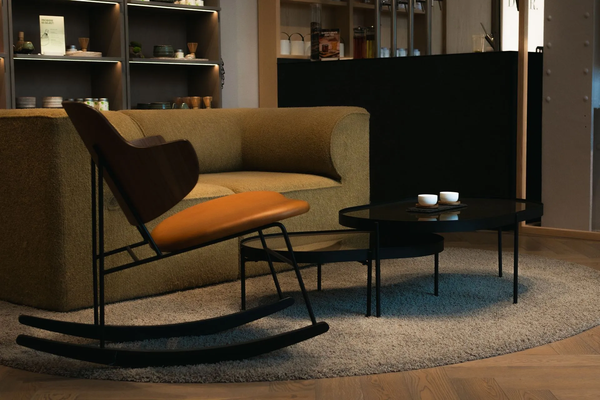 Consultorio de terapia con sillón beige y luz natural